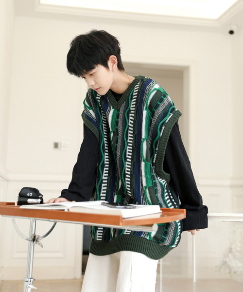 neos(ネオス)の「【neos -addictive design-】ビッグシルエット ジャガード レトロ ビンテージライク Vネック ニット ベスト(ベスト・メンズ・ダークグリーン系/グレー系/ブラック系・MEDIUM/LARGE)」の13枚目の写真