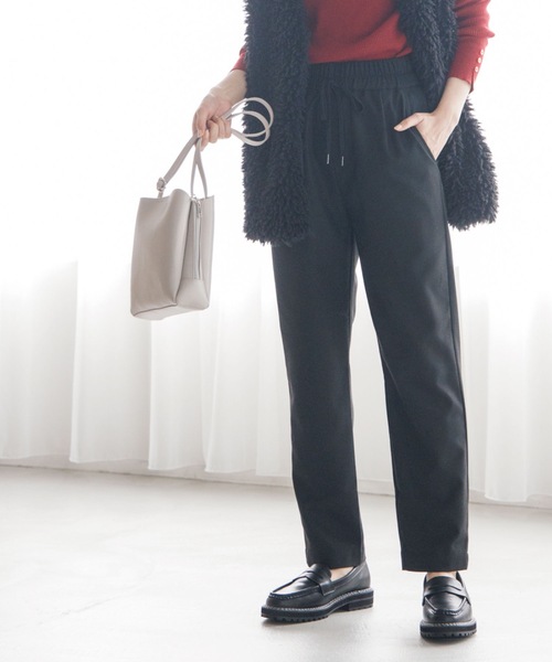 SHOO・LA・RUE（シューラルー）の「◆【美脚シルエット】起毛カルゼ イージー テーパードパンツ（その他パンツ・レディース・アイボリー/ブラック/ダークグリーン/ブラウン系/ダークオレンジ/ブルー・01/02/03/04/05/10）」の3枚目の写真