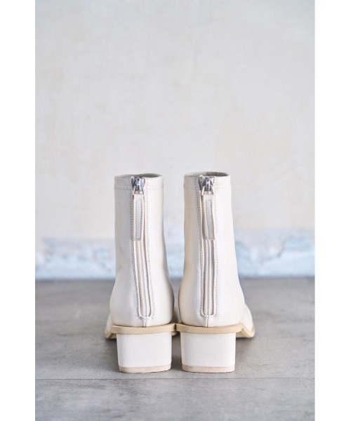 AZUL by moussy(アズールバイマウジー)の「TRIANGLE LOW HEEL BOOTS/トライアングルローヒールブーツ(ブーツ・レディース・ブラック/アイボリー・MEDIUM/SMALL/LARGE)」の5枚目の写真