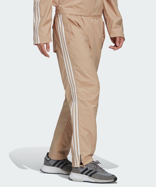 adidas(アディダス)の「アディカラー パーレイ トラックパンツ / アディダスオリジナルス adidas Originals(スウェットパンツ・メンズ・ベージュ・XX-LARGE/LARGE/MEDIUM/SMALL/X-LARGE/X-SMALL/3XL)」の2枚目の写真