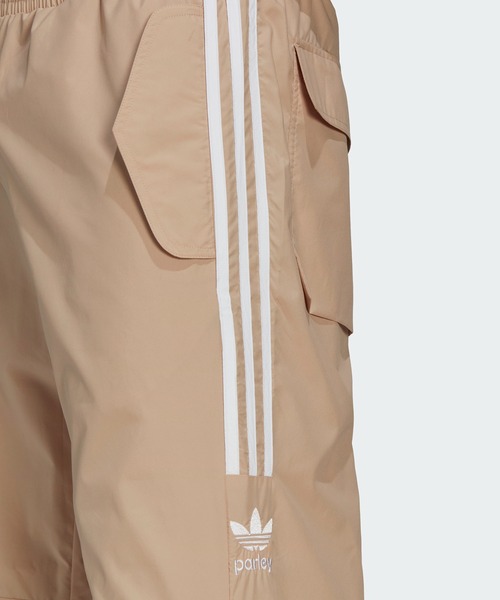 adidas(アディダス)の「アディカラー パーレイ トラックパンツ / アディダスオリジナルス adidas Originals(スウェットパンツ・メンズ・ベージュ・XX-LARGE/LARGE/MEDIUM/SMALL/X-LARGE/X-SMALL/3XL)」の4枚目の写真