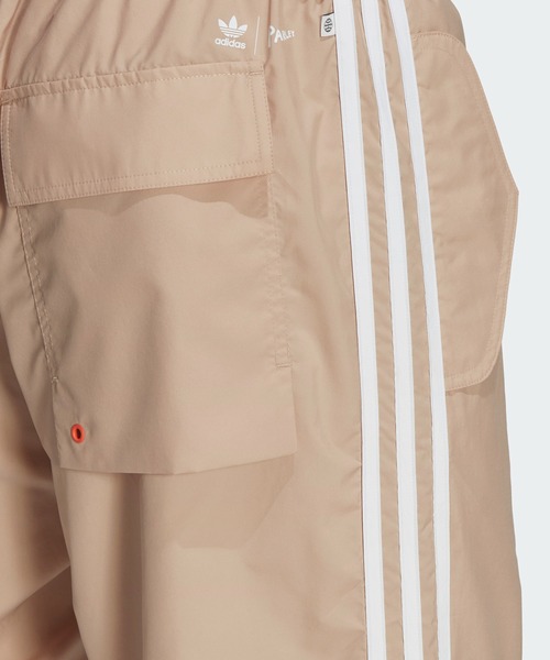 adidas(アディダス)の「アディカラー パーレイ トラックパンツ / アディダスオリジナルス adidas Originals(スウェットパンツ・メンズ・ベージュ・XX-LARGE/LARGE/MEDIUM/SMALL/X-LARGE/X-SMALL/3XL)」の5枚目の写真