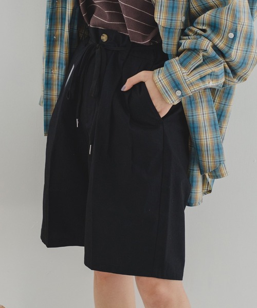 WHIMSIC（ウィムジック）の「【UNISEX/サイズ展開あり】コットンツイルタックショーツ（その他パンツ・メンズ・ブラック/アイボリー/ブルー・1/2）」の2枚目の写真