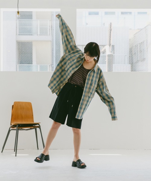 WHIMSIC（ウィムジック）の「【UNISEX/サイズ展開あり】コットンツイルタックショーツ（その他パンツ・メンズ・ブラック/アイボリー/ブルー・1/2）」の4枚目の写真