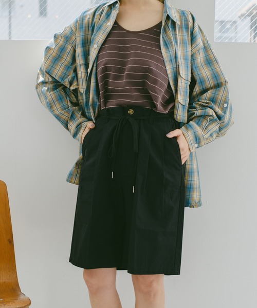 WHIMSIC（ウィムジック）の「【UNISEX/サイズ展開あり】コットンツイルタックショーツ（その他パンツ・メンズ・ブラック/アイボリー/ブルー・1/2）」の7枚目の写真