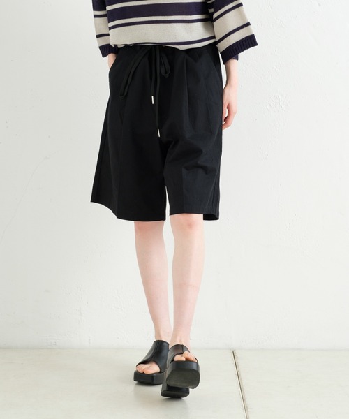 WHIMSIC（ウィムジック）の「【UNISEX/サイズ展開あり】コットンツイルタックショーツ（その他パンツ・メンズ・ブラック/アイボリー/ブルー・1/2）」の13枚目の写真