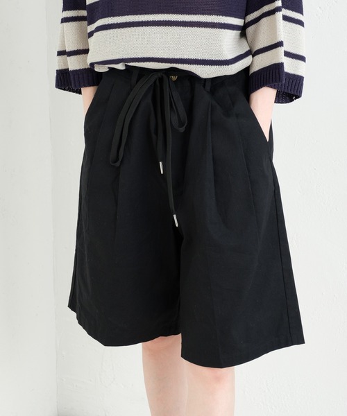 WHIMSIC（ウィムジック）の「【UNISEX/サイズ展開あり】コットンツイルタックショーツ（その他パンツ・メンズ・ブラック/アイボリー/ブルー・1/2）」の14枚目の写真