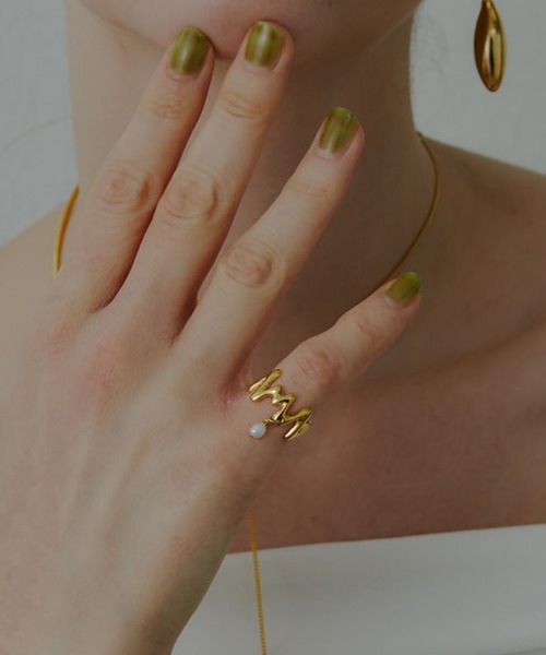 loni(ロニ)の「【金属アレルギー対応】Grass pearl pinky ring/パールデザインピンキーリング(リング・レディース・ゴールド/シルバー・3/5)」の2枚目の写真
