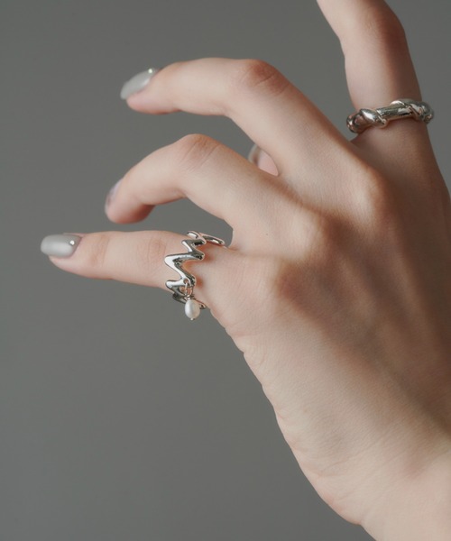 loni(ロニ)の「【金属アレルギー対応】Grass pearl pinky ring/パールデザインピンキーリング(リング・レディース・ゴールド/シルバー・3/5)」の6枚目の写真