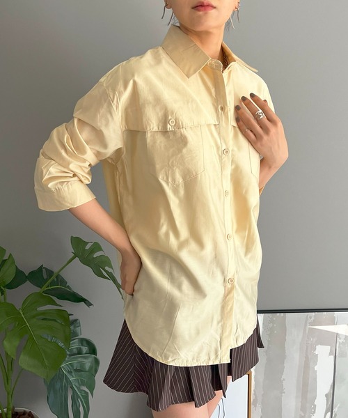 Jewelobe(ジュエローブ)の「ヨークフラップセミグロシーオーバーシャツ(シャツ/ブラウス・レディース・ピンク/ブラック/ブルー/イエロー・FREE)」の3枚目の写真