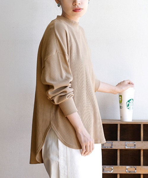 zootie(ズーティー)の「【シンプルなのに「上品」に魅せる】ワッフルカットソー ラウンド テールヘム プルオーバー(Tシャツ/カットソー・レディース・オレンジ/グレイッシュベージュ/オフホワイト/ミント/チャコール/ライトグレー/ブラック/イエロー/ダークグリーン/ワインレッド/ネイビー/アイボリー・フリー)」の6枚目の写真