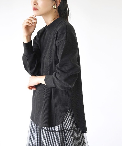 zootie(ズーティー)の「【シンプルなのに「上品」に魅せる】ワッフルカットソー ラウンド テールヘム プルオーバー(Tシャツ/カットソー・レディース・オレンジ/グレイッシュベージュ/オフホワイト/ミント/チャコール/ライトグレー/ブラック/イエロー/ダークグリーン/ワインレッド/ネイビー/アイボリー・フリー)」の1枚目の写真