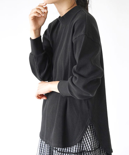 zootie(ズーティー)の「【シンプルなのに「上品」に魅せる】ワッフルカットソー ラウンド テールヘム プルオーバー(Tシャツ/カットソー・レディース・オレンジ/グレイッシュベージュ/オフホワイト/ミント/チャコール/ライトグレー/ブラック/イエロー/ダークグリーン/ワインレッド/ネイビー/アイボリー・フリー)」の17枚目の写真