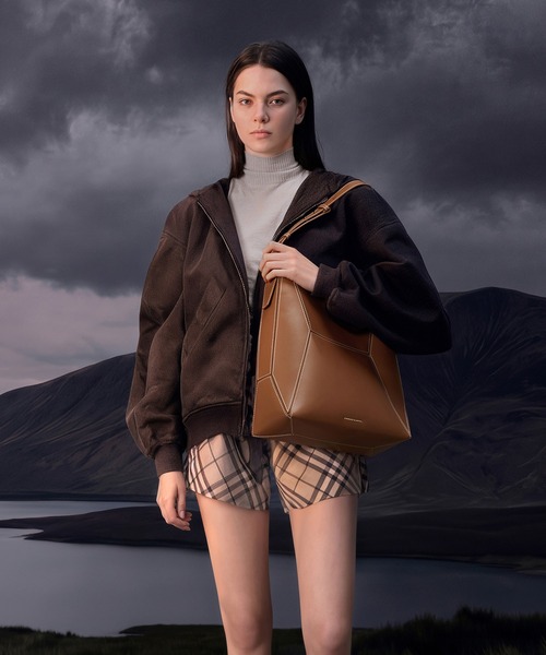 CHARLES & KEITH(チャールズ & キース)の「Nasrin ナスリン ジオメトリックトートバッグ(トートバッグ・レディース・ダークブラウン/マルチ/スミクロ/チョコ・L)」の6枚目の写真