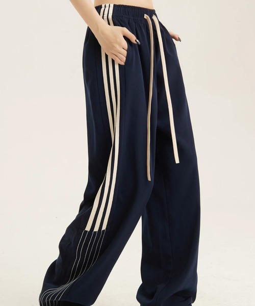 Vipoa（ヴィポア）の「ワイドトラックパンツ（スウェットパンツ・レディース・ブラック/ネイビー・FREE）」の3枚目の写真