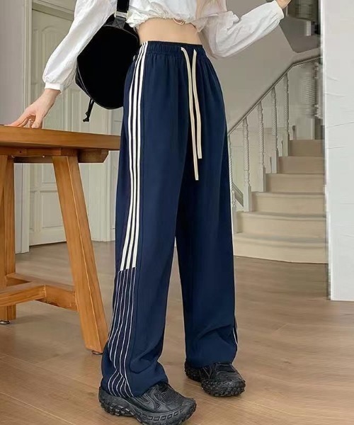 Vipoa（ヴィポア）の「ワイドトラックパンツ（スウェットパンツ・レディース・ブラック/ネイビー・FREE）」の17枚目の写真