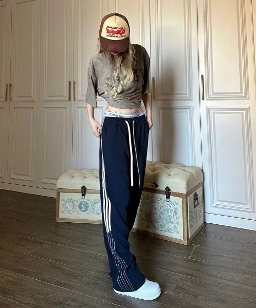 Vipoa（ヴィポア）の「ワイドトラックパンツ（スウェットパンツ・レディース・ブラック/ネイビー・FREE）」の21枚目の写真