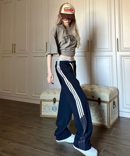 Vipoa（ヴィポア）の「ワイドトラックパンツ（スウェットパンツ・レディース・ブラック/ネイビー・FREE）」の22枚目の写真