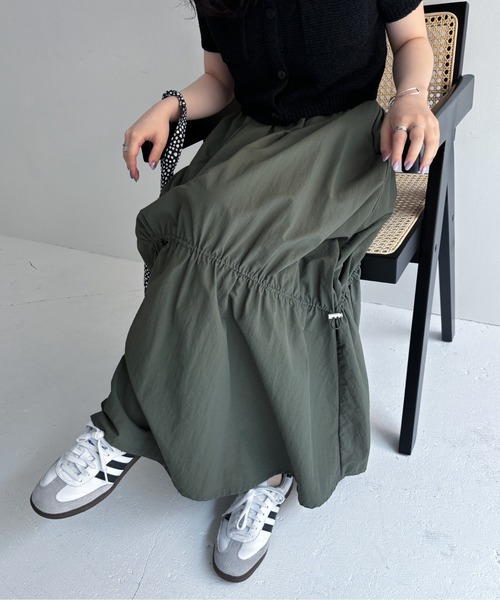 EPIMI E'PIMMY（エピミエピミー）の「ナイロンドロストティアードスカート（スカート・レディース・アイボリー/ブラック/カーキ・MEDIUM）」の3枚目の写真