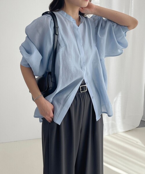 fredy emue（フレディエミュ）の「シアー前開きギャザースリーブブラウス（シャツ/ブラウス・レディース・オフホワイト/サックスブルー/ベビーピンク/ブラック・38）」の3枚目の写真