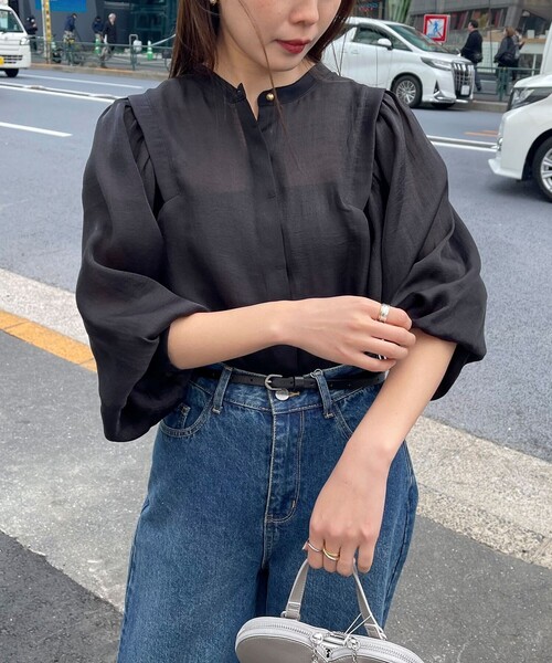 fredy emue（フレディエミュ）の「シアー前開きギャザースリーブブラウス（シャツ/ブラウス・レディース・オフホワイト/サックスブルー/ベビーピンク/ブラック・38）」の2枚目の写真