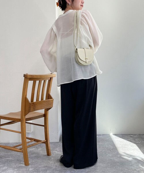 fredy emue（フレディエミュ）の「シアー前開きギャザースリーブブラウス（シャツ/ブラウス・レディース・オフホワイト/サックスブルー/ベビーピンク/ブラック・38）」の9枚目の写真