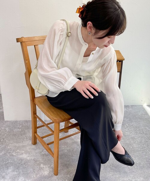 fredy emue（フレディエミュ）の「シアー前開きギャザースリーブブラウス（シャツ/ブラウス・レディース・オフホワイト/サックスブルー/ベビーピンク/ブラック・38）」の17枚目の写真