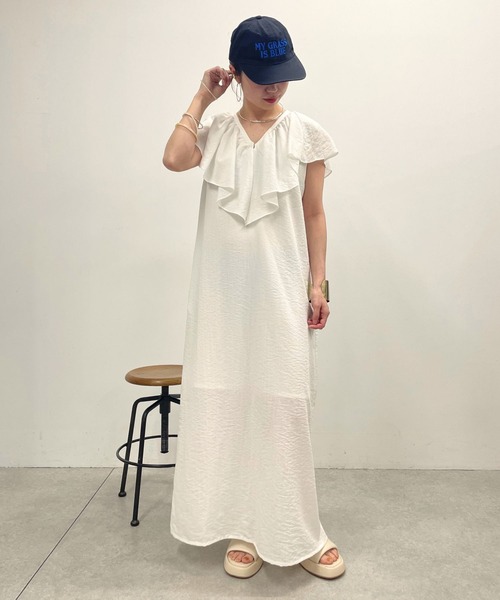 Omekashi（オメカシ）の「【オケージョンにも使える！】ノースリフリルカラーワンピース（ワンピース・レディース・オフホワイト/チャコールグレー/ブラック/レッド・36/38）」の2枚目の写真