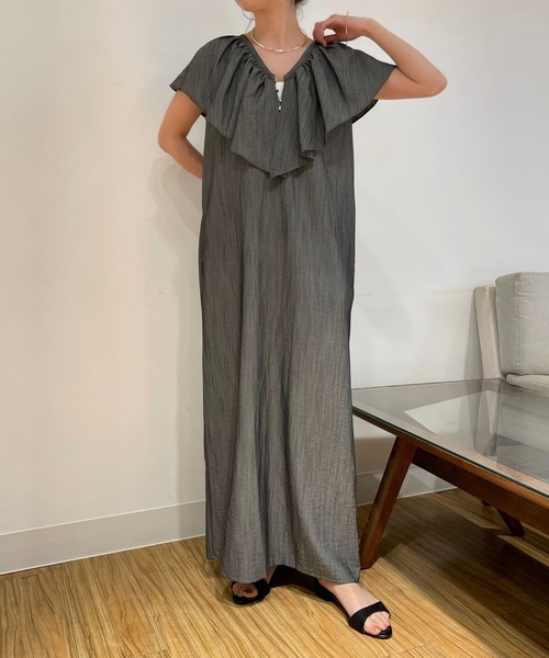 Omekashi（オメカシ）の「【オケージョンにも使える！】ノースリフリルカラーワンピース（ワンピース・レディース・オフホワイト/チャコールグレー/ブラック/レッド・36/38）」の4枚目の写真