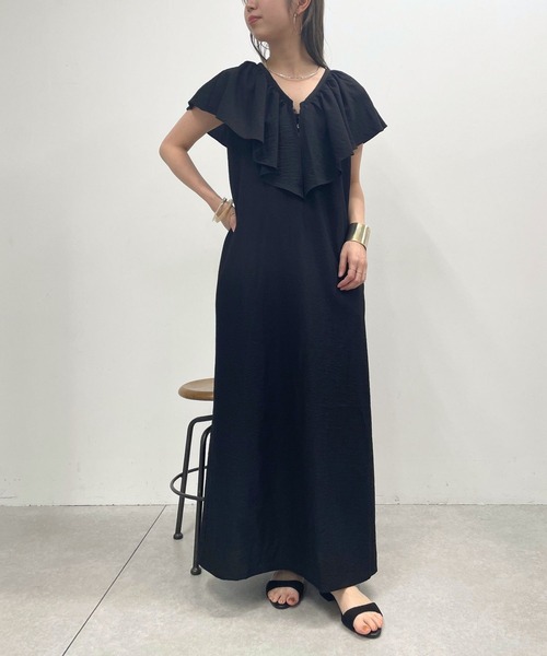 Omekashi（オメカシ）の「【オケージョンにも使える！】ノースリフリルカラーワンピース（ワンピース・レディース・オフホワイト/チャコールグレー/ブラック/レッド・36/38）」の7枚目の写真