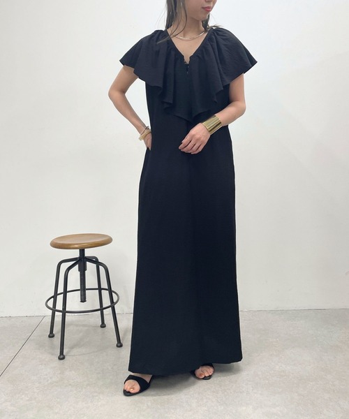 Omekashi（オメカシ）の「【オケージョンにも使える！】ノースリフリルカラーワンピース（ワンピース・レディース・オフホワイト/チャコールグレー/ブラック/レッド・36/38）」の5枚目の写真