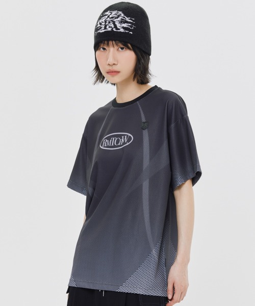 ROMANTIC CROWN（ロマンティッククラウン）の「A'GEM/9 × .kom 『ROMANTIC CROWN/ロマンティック クラウン』 SHINING LOGO SOCCER JERSEY/シャイニングロゴジャージ（ジャージ・メンズ・ライトブルー/ブラック・L/M）」の2枚目の写真