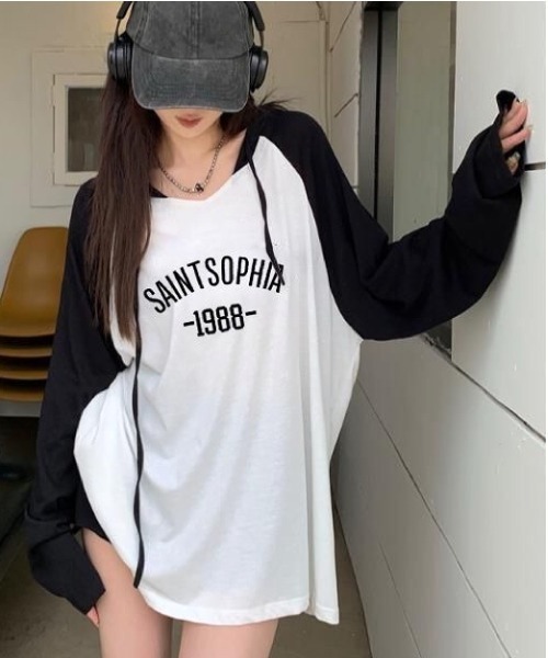 SHEENA(シーナ)の「ロゴプリントラグランフードロンT(Tシャツ/カットソー・レディース・ホワイト×ブラック・M)」の1枚目の写真