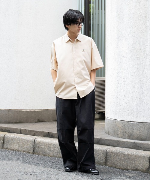 WEGO（ウィゴー）の「WEGO/イージーケアオックスフォードワンポイントシャツ（シャツ/ブラウス・メンズ・ホワイト/ベージュ/サックスブルー・SMALL/LARGE/MEDIUM）」の5枚目の写真