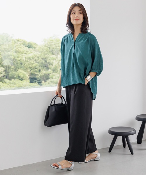 Elura（エルーラ）の「セミシアスキッパーブラウス/116631（シャツ/ブラウス・レディース・ライトイエロー/グレイッシュベージュ/オフホワイト/ネイビー/グリーン/ライトブルー・MEDIUM/LARGE/SMALL）」の16枚目の写真