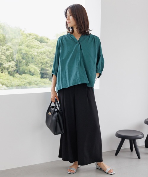 Elura（エルーラ）の「セミシアスキッパーブラウス/116631（シャツ/ブラウス・レディース・ライトイエロー/グレイッシュベージュ/オフホワイト/ネイビー/グリーン/ライトブルー・MEDIUM/LARGE/SMALL）」の9枚目の写真