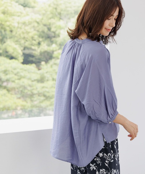 Elura（エルーラ）の「セミシアスキッパーブラウス/116631（シャツ/ブラウス・レディース・ライトイエロー/グレイッシュベージュ/オフホワイト/ネイビー/グリーン/ライトブルー・MEDIUM/LARGE/SMALL）」の11枚目の写真