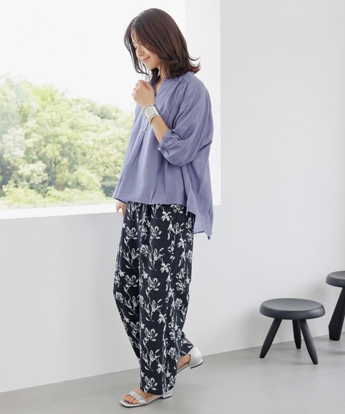 Elura（エルーラ）の「セミシアスキッパーブラウス/116631（シャツ/ブラウス・レディース・ライトイエロー/グレイッシュベージュ/オフホワイト/ネイビー/グリーン/ライトブルー・MEDIUM/LARGE/SMALL）」の14枚目の写真