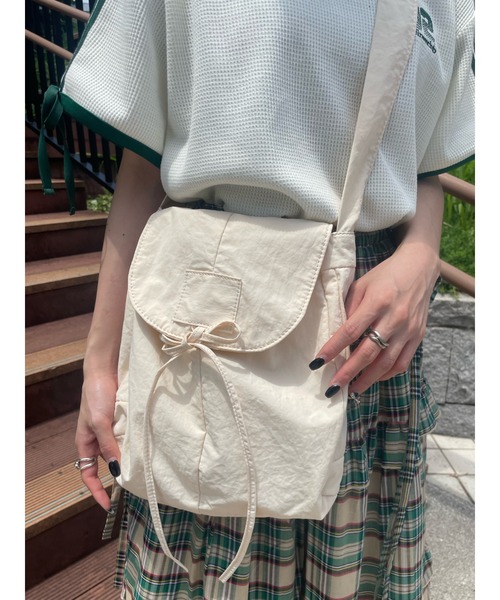 WC（ダブル シー）の「リボンパテッドフラップショルダー（ショルダーバッグ・レディース・アイボリー/ブラック・FREE）」の2枚目の写真