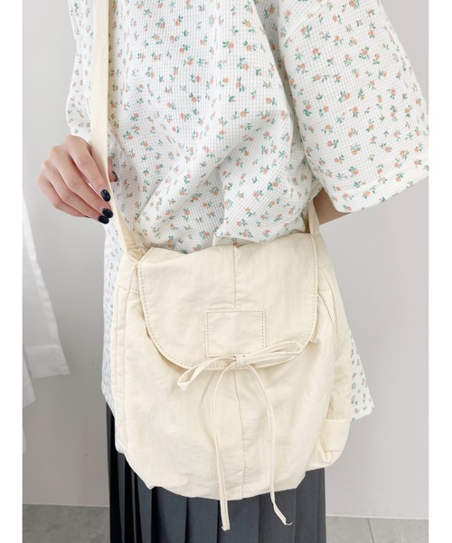 WC（ダブル シー）の「リボンパテッドフラップショルダー（ショルダーバッグ・レディース・アイボリー/ブラック・FREE）」の6枚目の写真