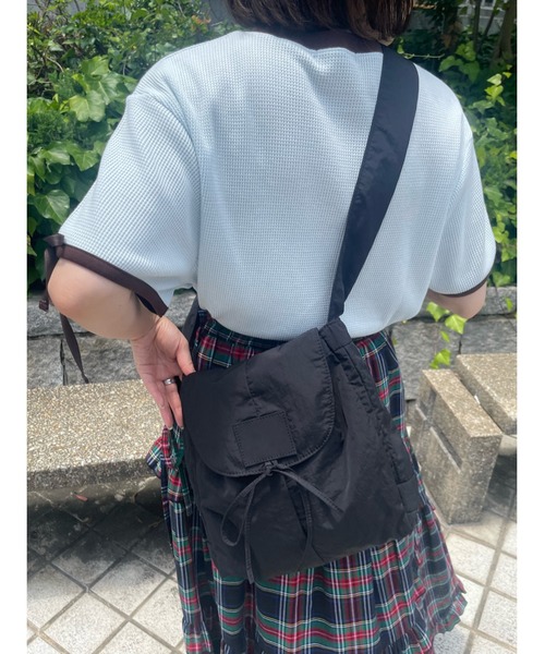 WC（ダブル シー）の「リボンパテッドフラップショルダー（ショルダーバッグ・レディース・アイボリー/ブラック・FREE）」の7枚目の写真