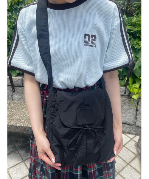 WC（ダブル シー）の「リボンパテッドフラップショルダー（ショルダーバッグ・レディース・アイボリー/ブラック・FREE）」の8枚目の写真