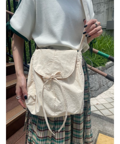 WC（ダブル シー）の「リボンパテッドフラップショルダー（ショルダーバッグ・レディース・アイボリー/ブラック・FREE）」の4枚目の写真