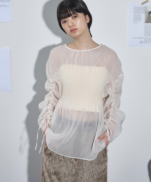THE YOn(ザヨン)の「シャーリングデザインドロストスリーブシアーブラウス(シャツ/ブラウス・レディース・ブラック/アイボリー/ボルドー・FREE)」の2枚目の写真