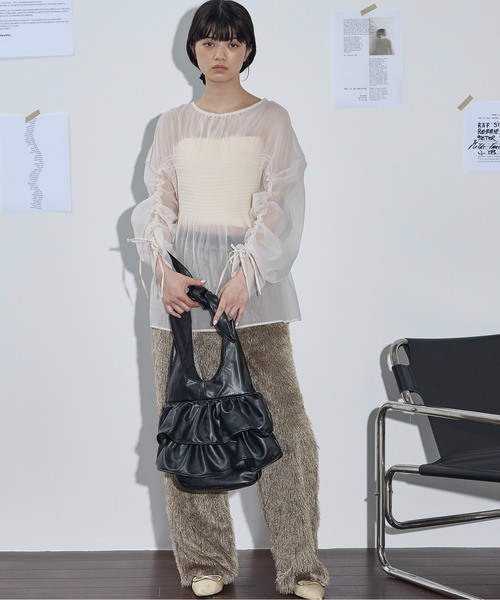 THE YOn(ザヨン)の「シャーリングデザインドロストスリーブシアーブラウス(シャツ/ブラウス・レディース・ブラック/アイボリー/ボルドー・FREE)」の9枚目の写真