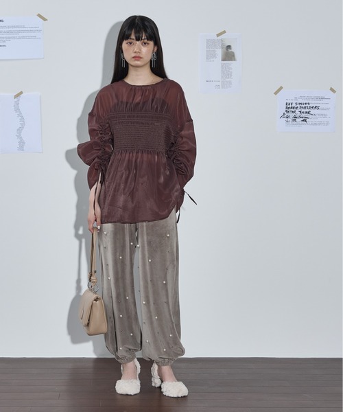THE YOn(ザヨン)の「シャーリングデザインドロストスリーブシアーブラウス(シャツ/ブラウス・レディース・ブラック/アイボリー/ボルドー・FREE)」の6枚目の写真