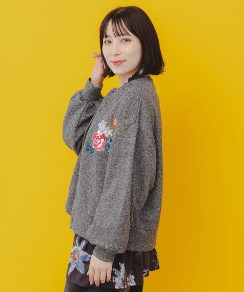 iS ScoLar（イズスカラー）の「543237：花と蝶の刺繍 ラメ裏毛カーディガン（カーディガン/ボレロ・レディース・ピンク/ベージュ/ブラック・M）」の6枚目の写真