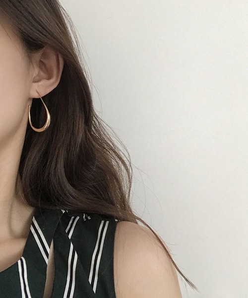 若干いびつのような存在感のあるフープピアス  LINES ゴールド ドロップ ライン ミニマル フープ ピアス（ピアス（両耳用