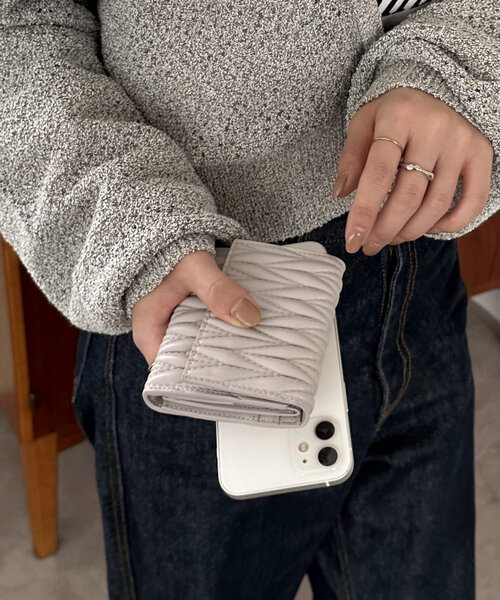 DISCOAT（ディスコート）の「キルティング三つ折りウォレット（財布・レディース・ピンク/ブラック/グレイッシュベージュ・FREE）」の3枚目の写真