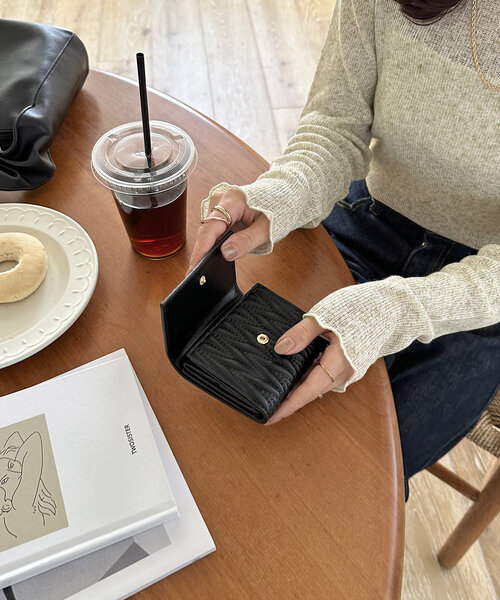 DISCOAT（ディスコート）の「キルティング三つ折りウォレット（財布・レディース・ピンク/ブラック/グレイッシュベージュ・FREE）」の9枚目の写真